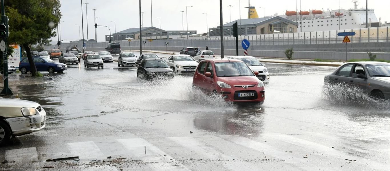 «Χτυπά» την Αθήνα η κακοκαιρία: Ισχυρή καταιγίδα και χαλάζι - Διακοπές ρεύματος και χάος στους δρόμους